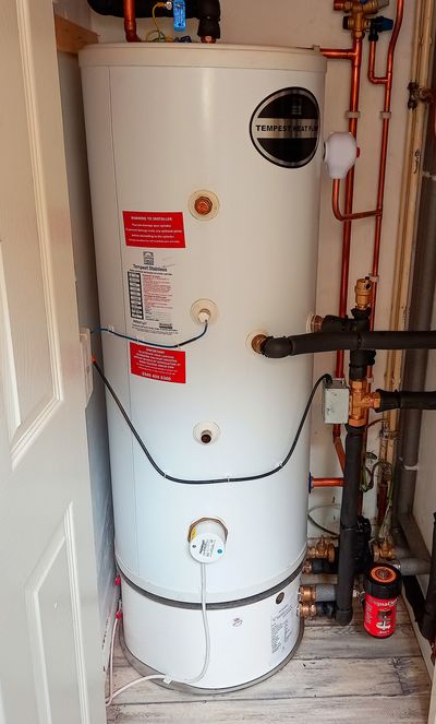 Heat Saviour in place, situated underneath a standard hot water cylinder