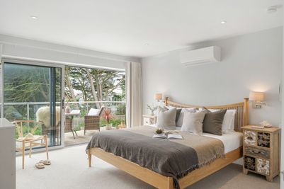 Perfect-Stays-One-Trenoweth-master-bedroom-1.jpg