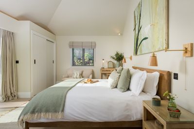 perfect-stays-rosevean-master-bedroom.jpg
