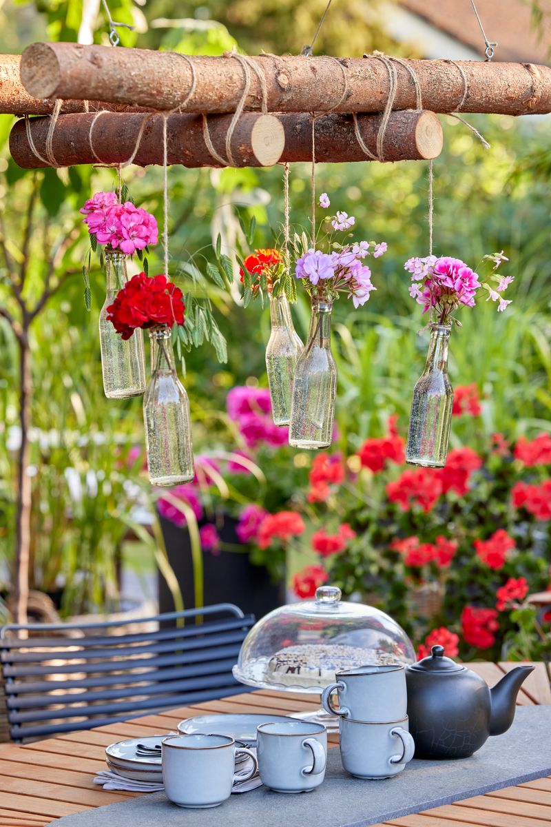 2023_Geraniums_4010_DIY_Ladder_for_Hanging_Flowers_05.jpg