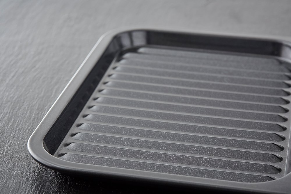 Divided 2-in-1 Crisp and sear tray - T943005HG99_04.jpg