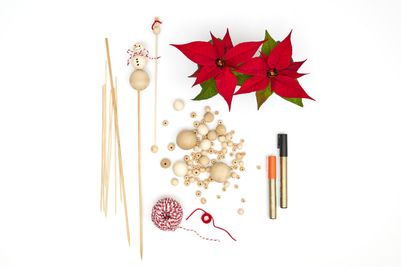 2022_poinsettia_05120_DIY_Decorative_Snowman_Flower_Sticks_01.jpg