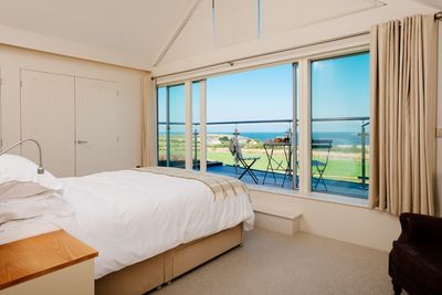 Perfect-Stays-Pentyak-master-bedroom.jpg