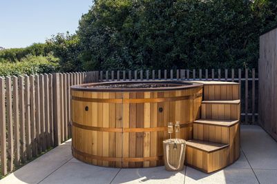 Perfect-Stays-Oku-hot-tub.jpg