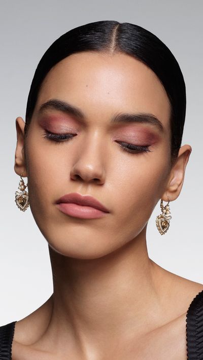 DG_MU25_EVER_ICON_EYE_PALETTE_MAKEUP_PORTRAIT_DAY_LOOK_CHROME_STAR_MODEL_4_JPG_9X16_300_DPI.jpg