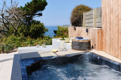 Perfect-Stays-Breakwater-hot-tub.jpg