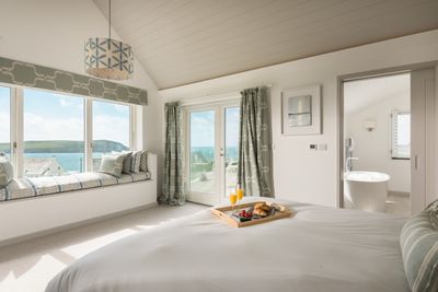 Perfect-Stays-Sea-Breezes-master-bedroom.jpg