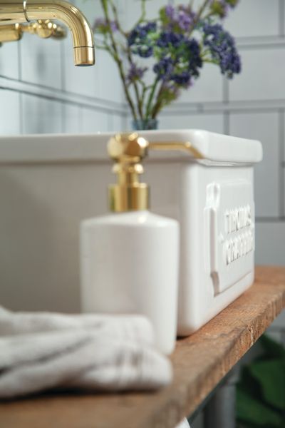 Elegant Soap Dispenser in Ceramic