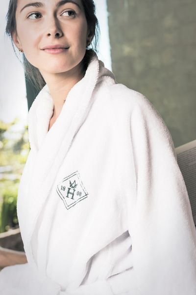 Junge Frau im Bademantel© Hannes Niederkofler_HQ-8738.jpg