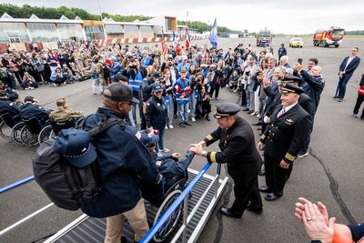 Veterans greeting dignataries including the Aviramp team. Credit Rank Studios.jpeg