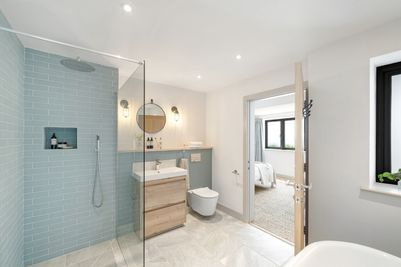 Perfect-Stays-Seathrift-master-ensuite.jpg