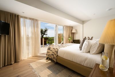Perfect-Stays-Treyarnon-View-master-bedroom.jpg