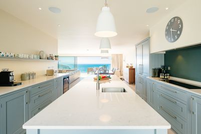 Perfect-Stays-Trevenek-kitchen.jpg