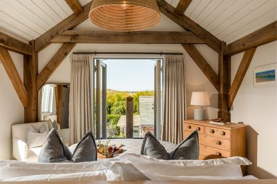 Perfect-Stays-Constantia-master-bedroom-1.jpg