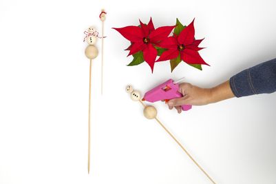 2022_poinsettia_05120_DIY_Decorative_Snowman_Flower_Sticks_03.jpg