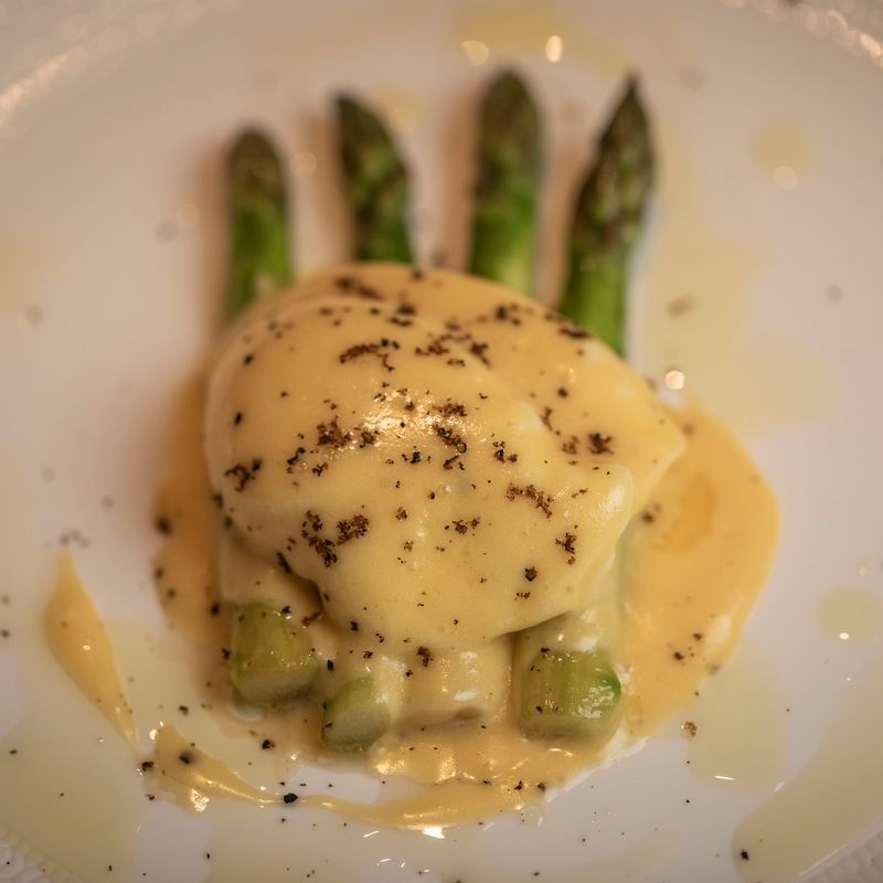 Asparagus, poached bantam egg, hollandaise and grated truffle 