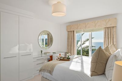Perfect-Stays-Serenity-bedroom-2.jpg