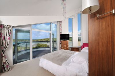 Perfect-Stays-Sea-House-master-bedroom.jpg