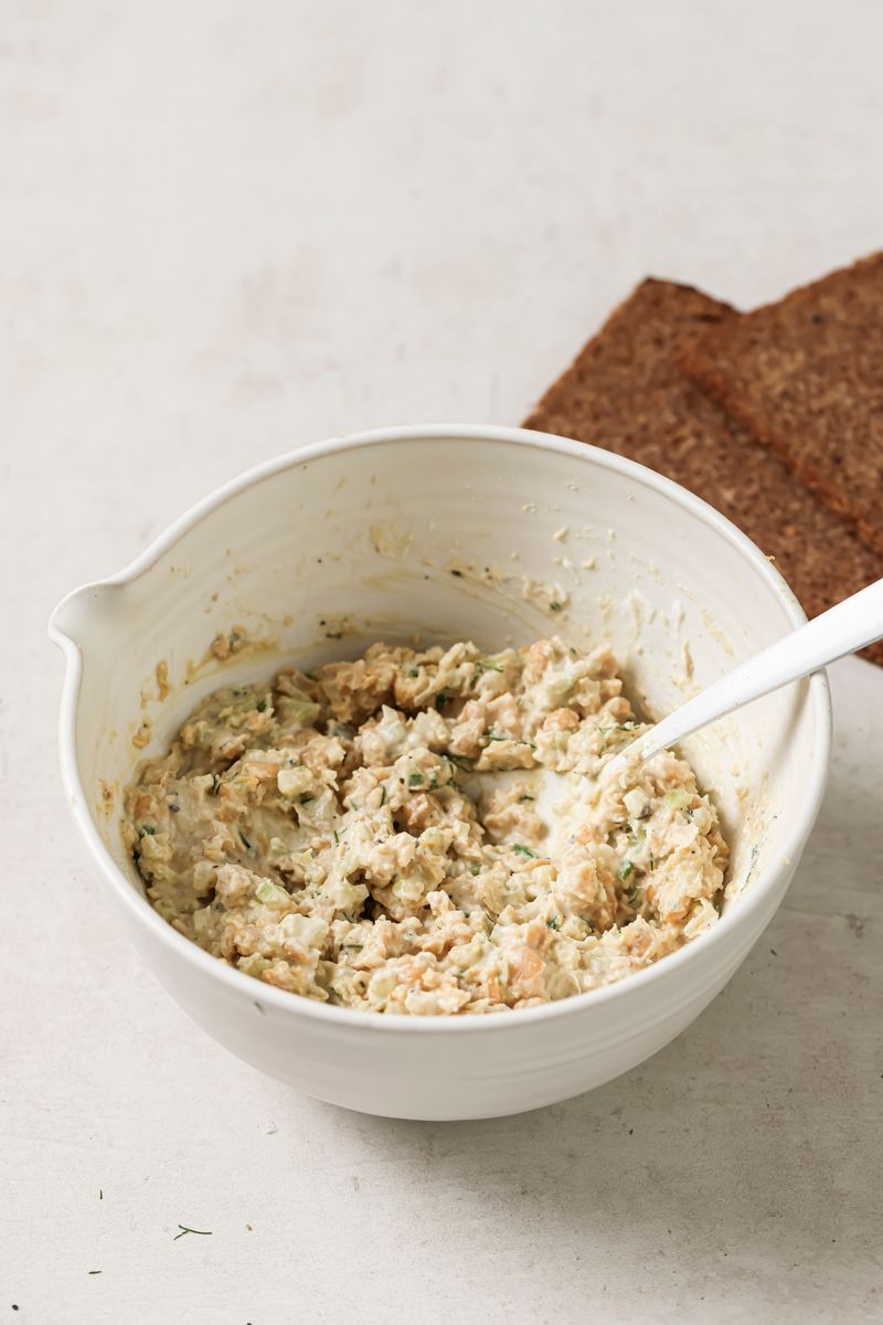 Smasched chickpeas - rye bread topping
