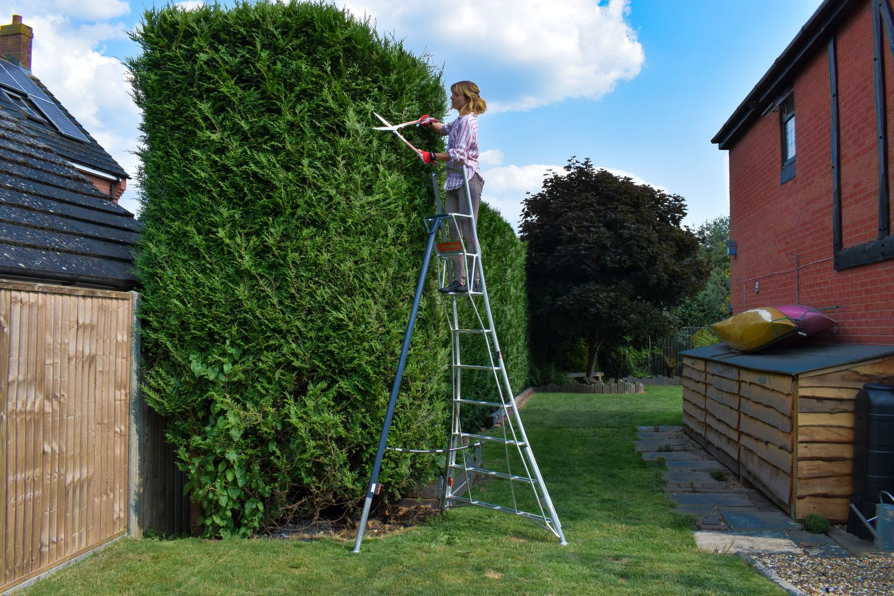 Henchman Fully-Adjustable Tripod Ladder 10ft