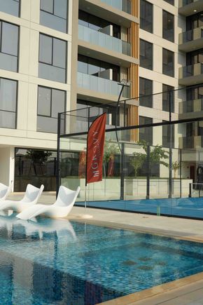 Temperature-controlled pool that adjusts to external climate conditions