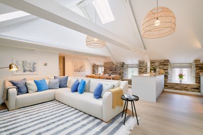 Perfect-Stays-Harbour-Walk-living-area-2.jpg