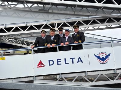 Graham Corfield with the Delta Air Lines pilots.jpeg