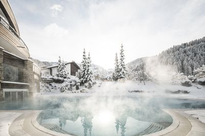 granbaita_dolomites_winter_pool_view_HQ.jpg