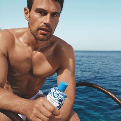 DG_FF25_LB_EC_TALENT_W_PRODUCT_LB_CAPRI_IN_LOVE_MALE_EDP_100ML_8054754407280_JPG_1_1_300DPI_CMYK.jpg