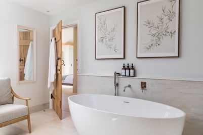 perfect-stays-rosevean-master-ensuite.jpg