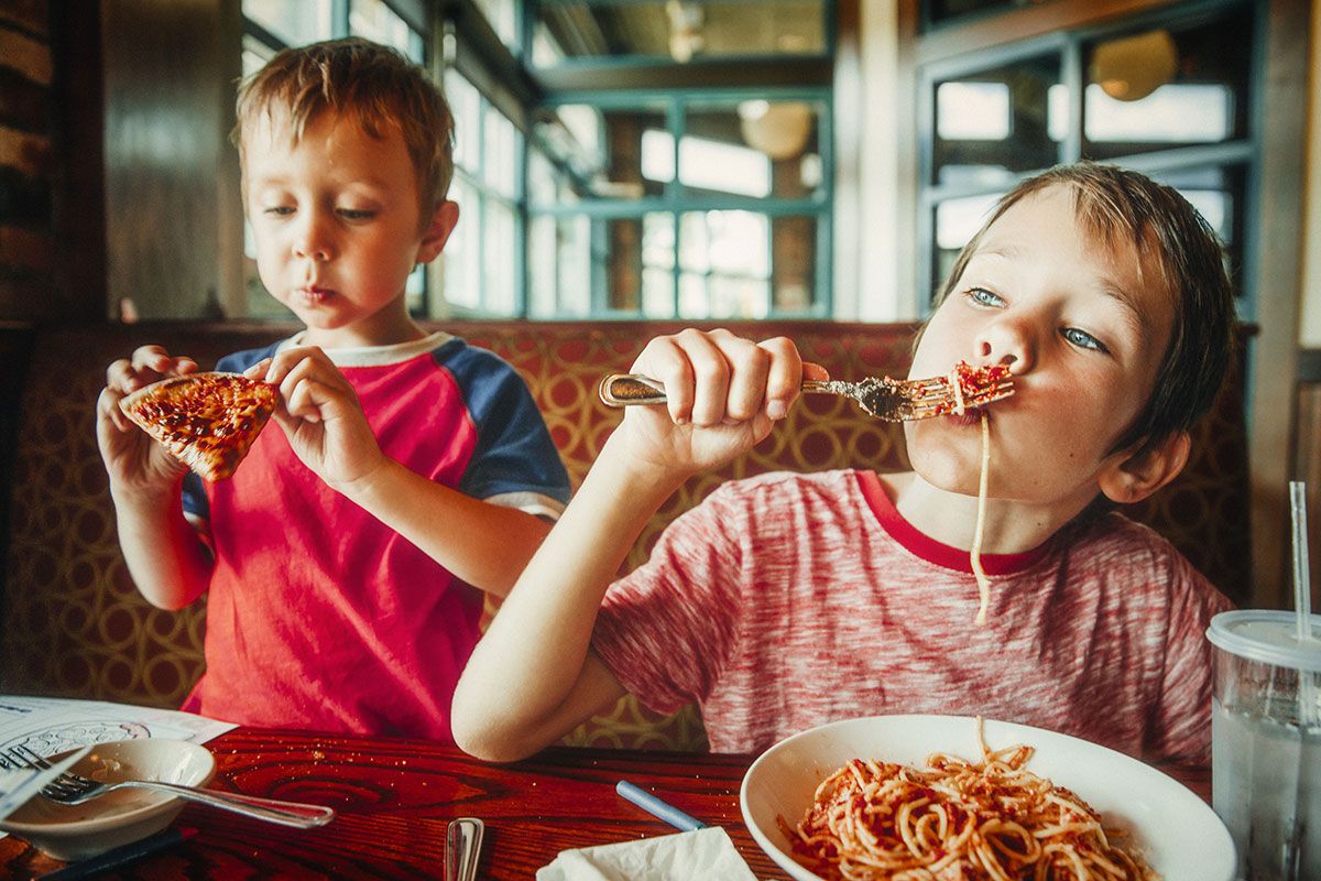 kids-eating-in-restaurant.jpg