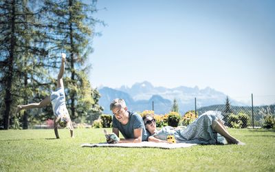 Eltern chillen Kinder turnen© Hannes Niederkofler_HQ-8328.jpg