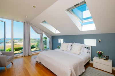 Perfect-Stays-Avocet-master-bedroom.jpg