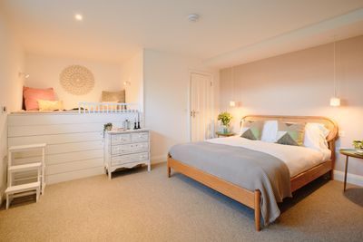 Perfect-Stays-The-Hideout-bedroom-3.jpg