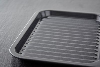Divided 2-in-1 Crisp and sear tray - T943005HG99_04.jpg