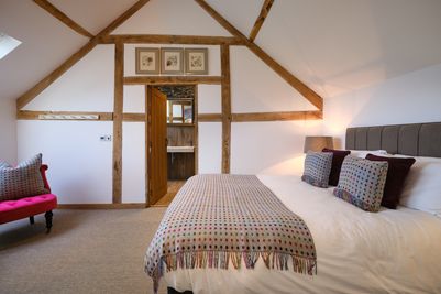 Perfect-Stays-Nightjar-master-bedroom.jpg