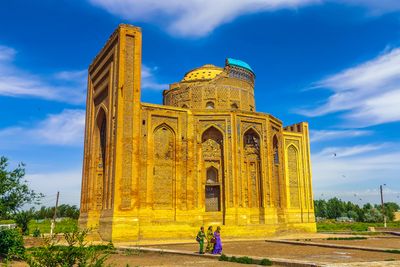 TurabekKhanumMausoleumLocalPeopleKonyeUrgench_Turkmenistan_dreamstimem135649083.jpg