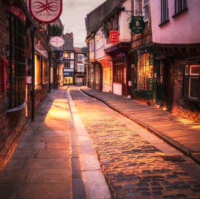 GettyImages-the-shambles-york-christmas-uk-1746674429.jpg