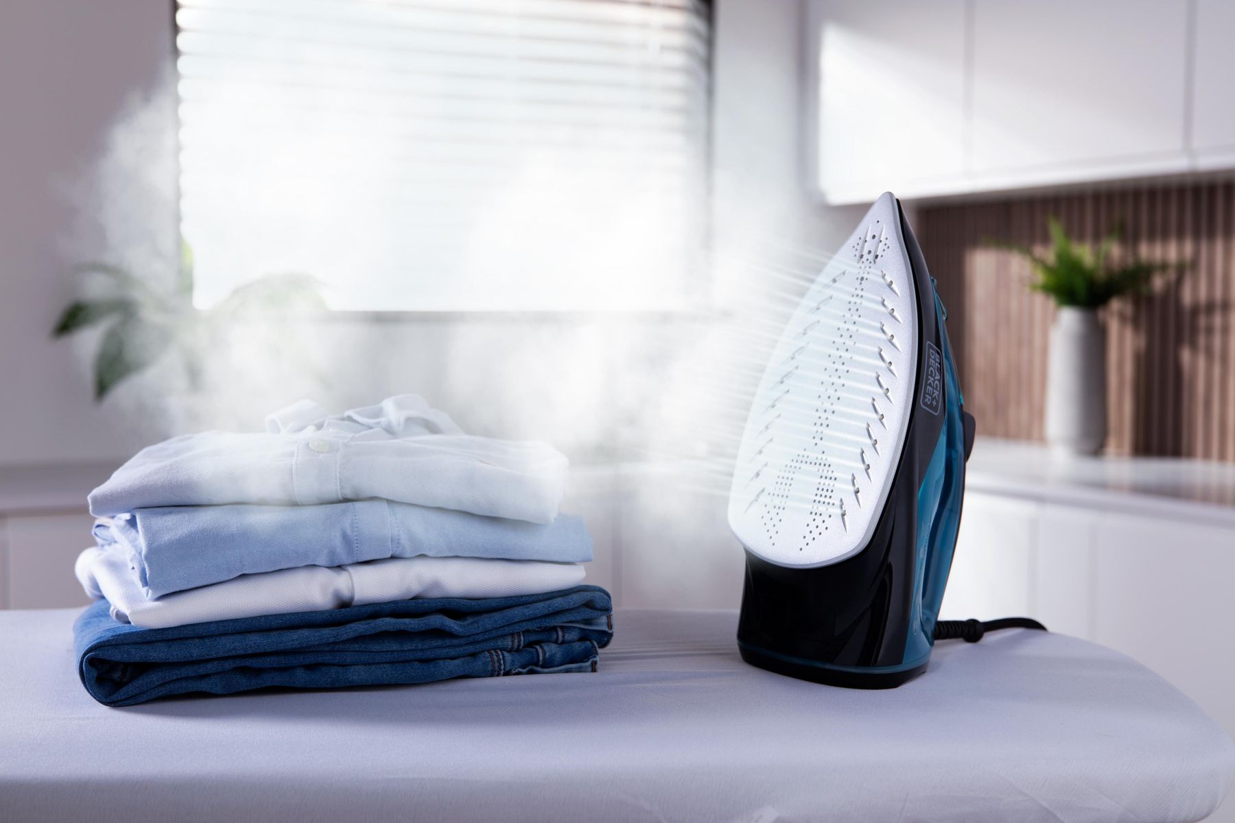 BLACK+DECKER Linen Care Steam Iron - BXIR22002GB.jpg