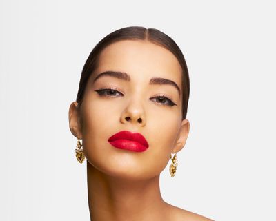 DG_MU24_FLAWLESS LOOK_3_MAKEUP PORTRAIT_JPG_5X4_300DPI.jpg