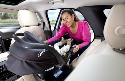 SnugLite i-Size R129 Lifetstyle Image 5.jpg