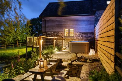 Perfect-Stays-Willows-Rest-exterior-hot-tub.jpg