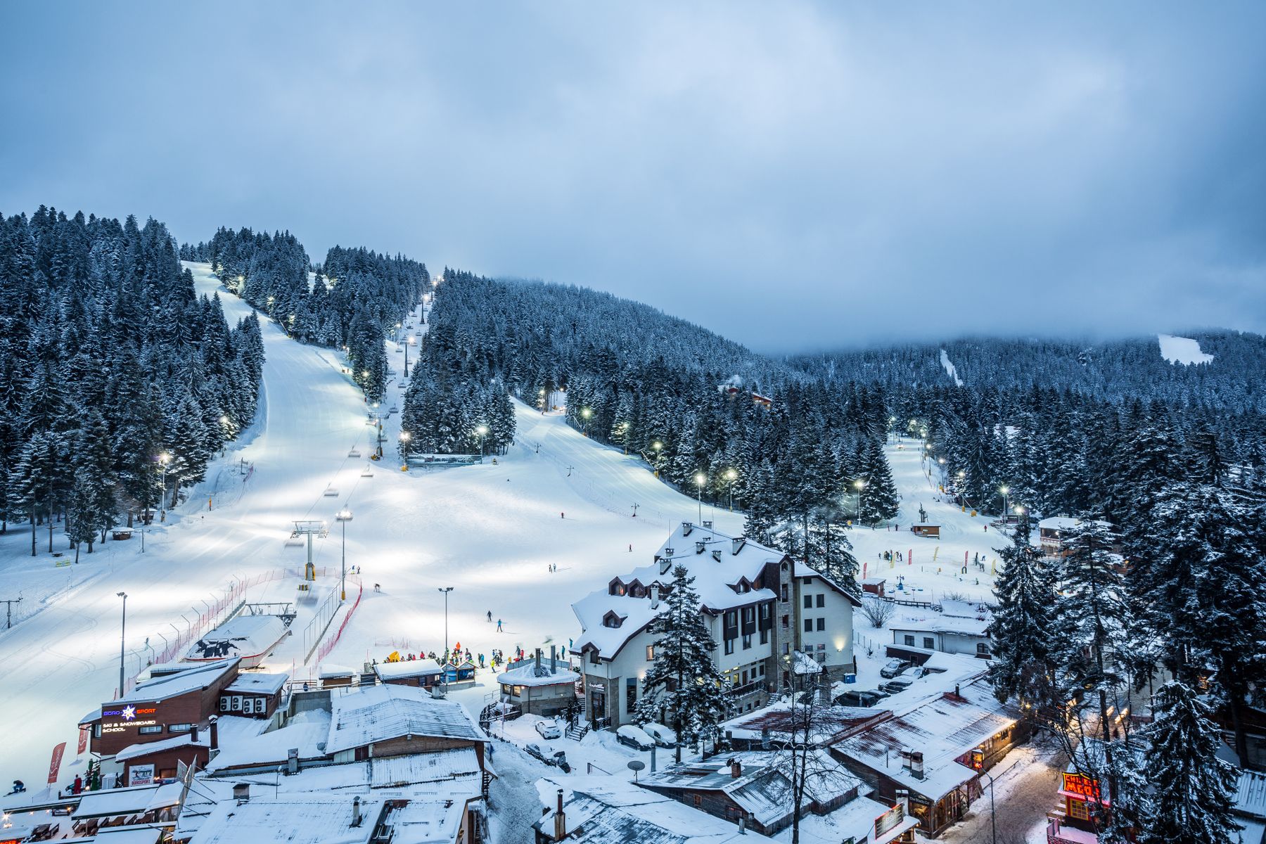 Borovets under floodlights_Credit - Borovets Tourism Board.jpg