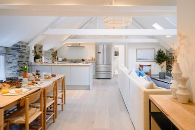 Perfect-Stays-Harbour-Walk-living-area-1.jpg