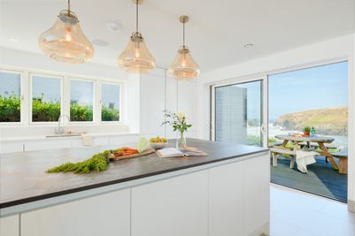 Perfect-Stays-Roscarrock-kitchen-2.jpg