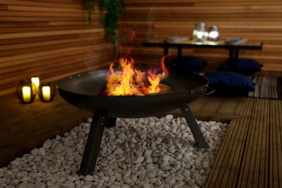 Snug round fire pit