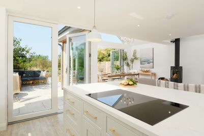 Perfect-Stays-Driftwood-kitchen.jpg