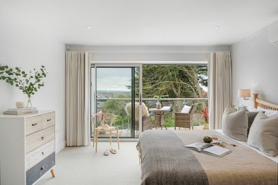 Perfect-Stays-One-Trenoweth-master-bedroom-2.jpg