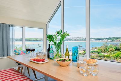 Perfect-Stays-Trehayl-kitchen-1.jpg