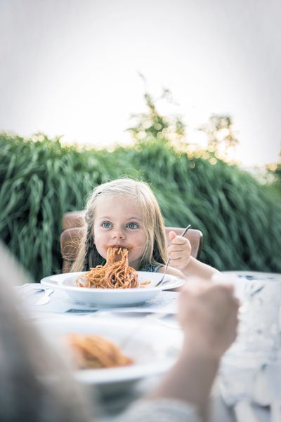 Maedele isst Spaghetti (c) Familienhotels-Alex Filz.jpg
